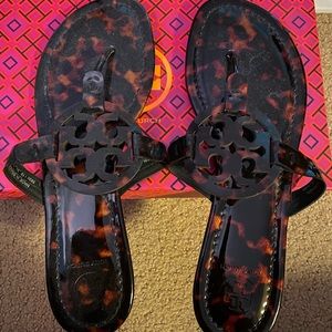 Tory Burch Patent Tortoise Millers, size 8.5